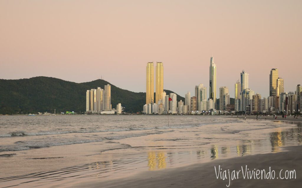 La playa de Camboriu al atardecer