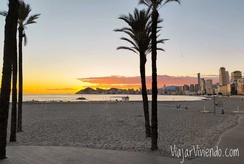 Playa Poniente en Benidorm al atardecer