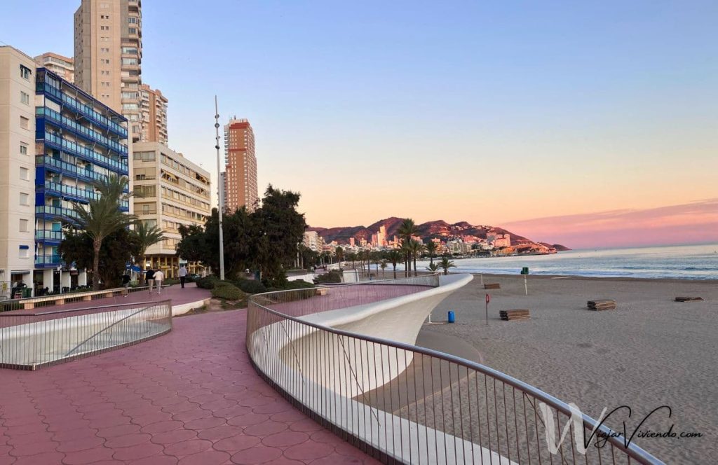 el paseo maritimo de la playa de poniente