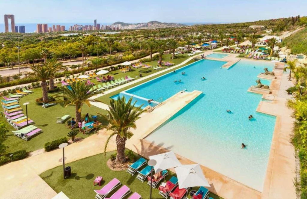 piscina del hotel grand luxor