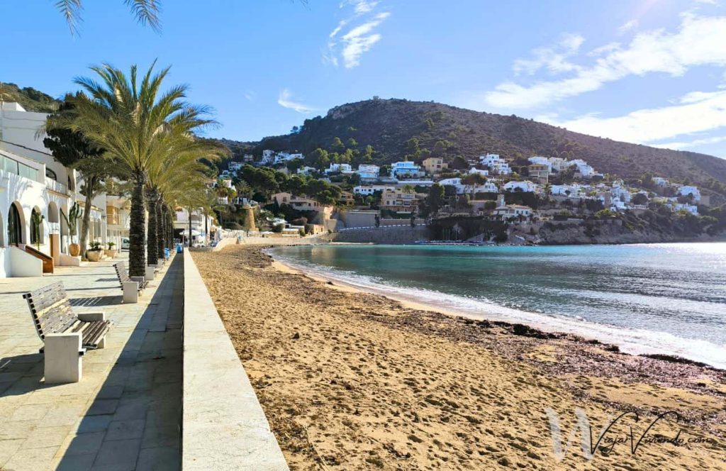 paseo costero y playa en Moraira el Portet