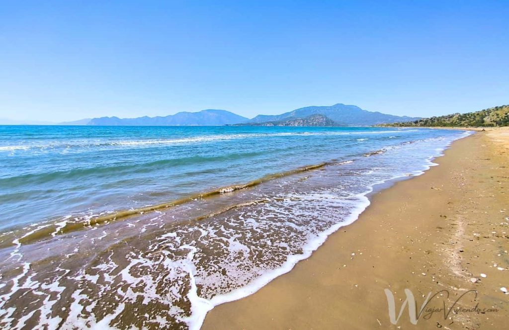 el mar y la arena en la playa iztuzu beach