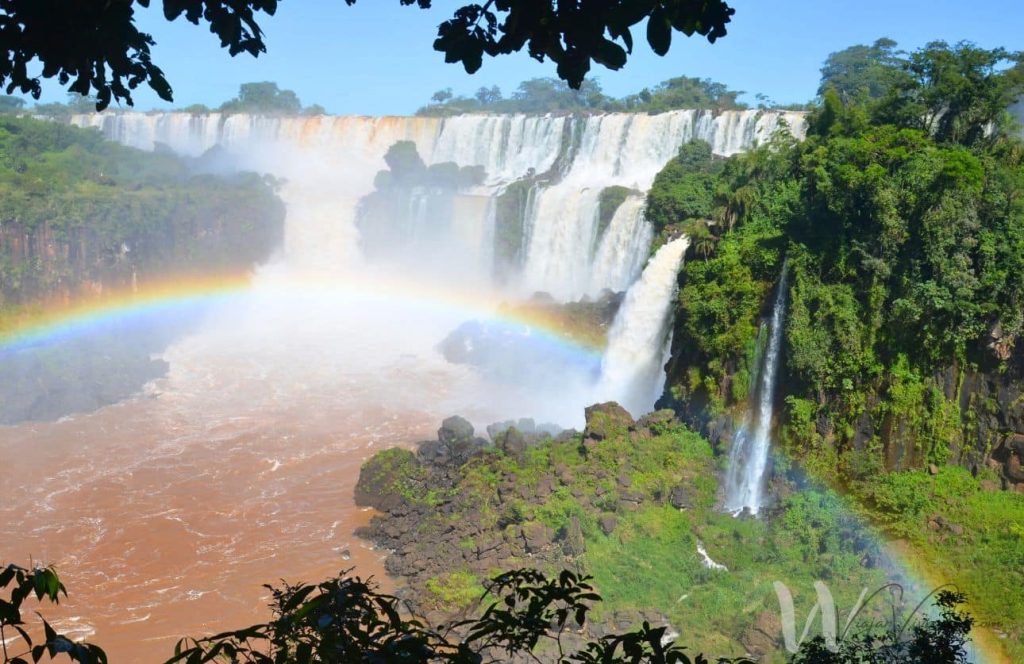 arcoiris en cataratas del iguazu del lado argentino