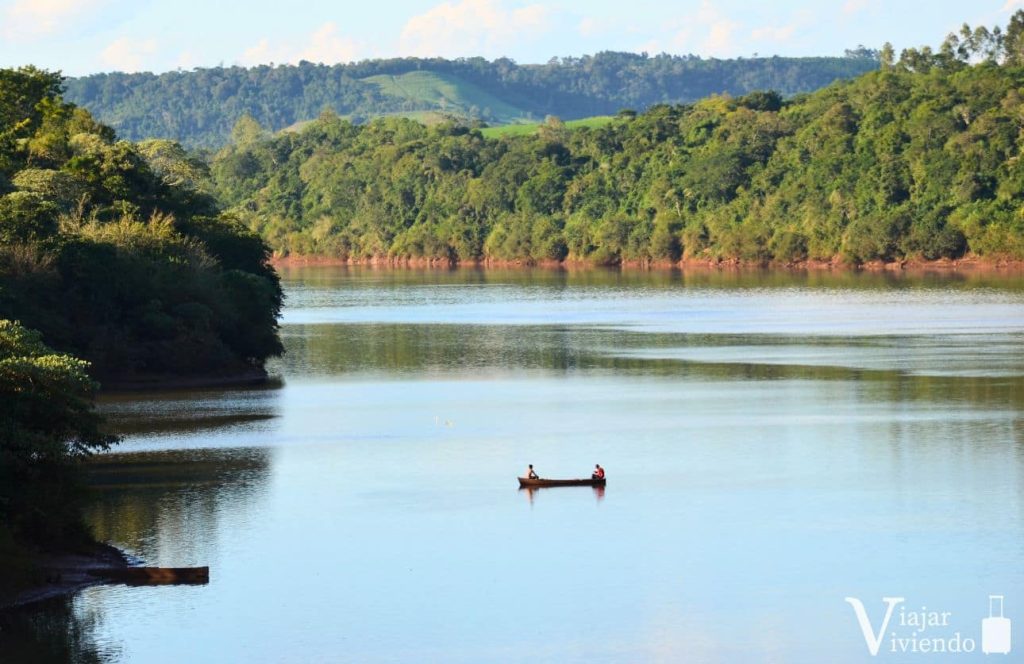 rio con canoa en misiones