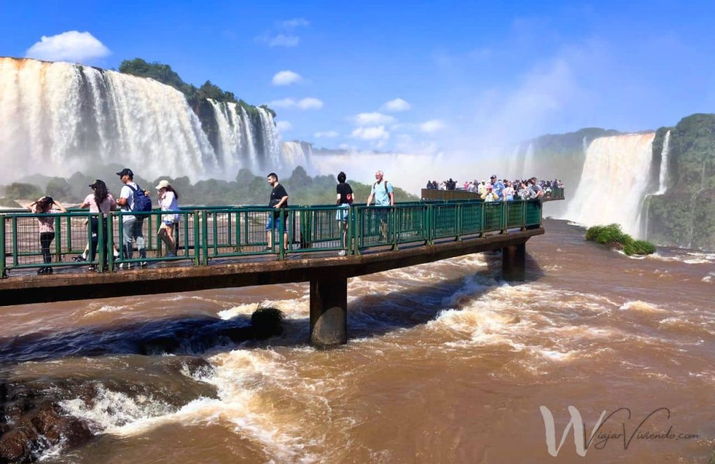 pasarela en las cataratas en Foz do Iguacu