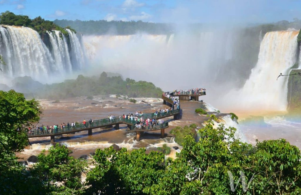 sendero sobre el agua en cataratas del iguazu brasil