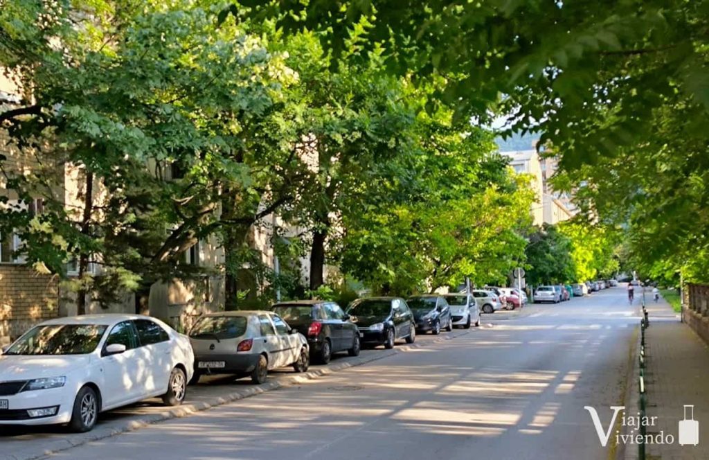 coches en la acera en skopje