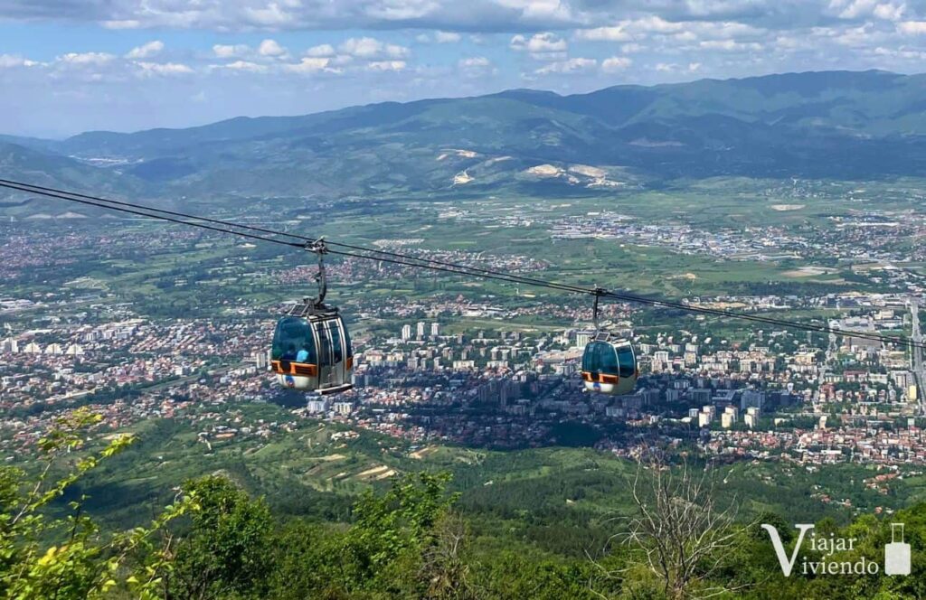 vista del teleferico cruz del milenio en skopje