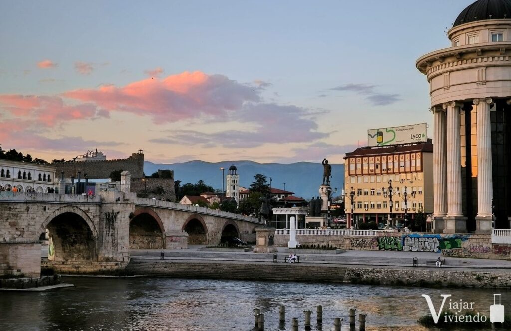puente de piedra en la capital de macedonia