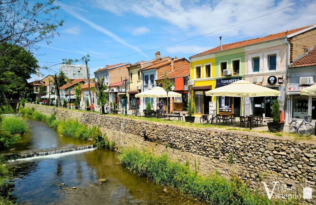 calle sobre el rio dragor en el antiguo bazar