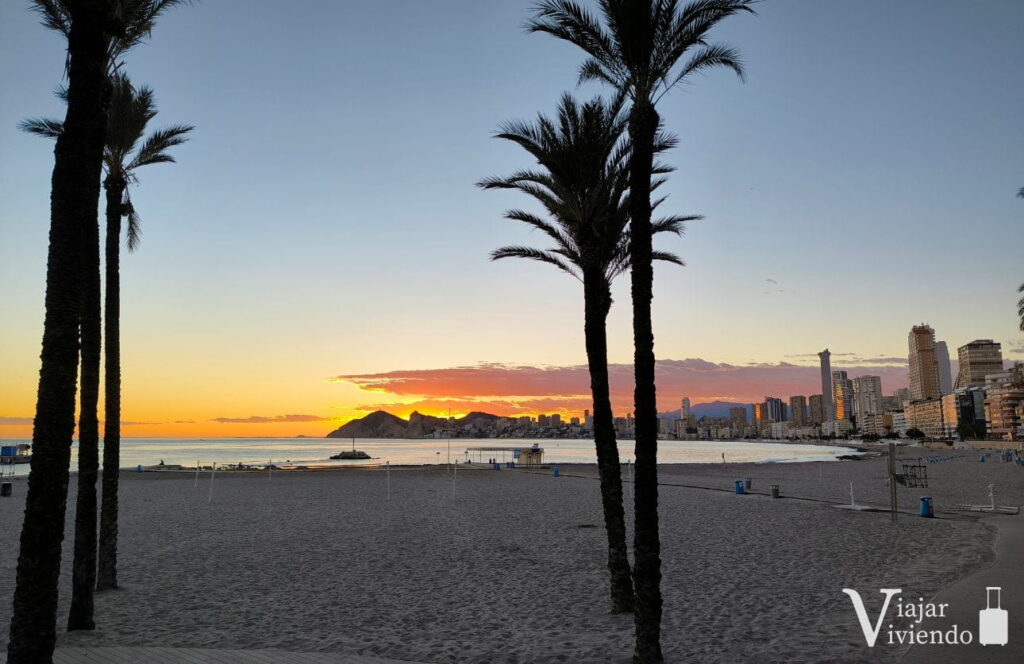 playa de la costa blanca poniente al atardecer