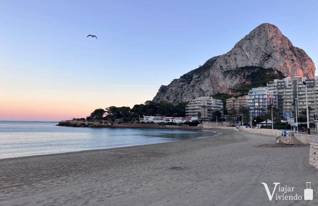 fossa en calpe al atardecer una de las mejores playas de la costa blanca