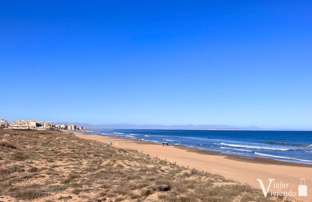 arenal en la playa la mata