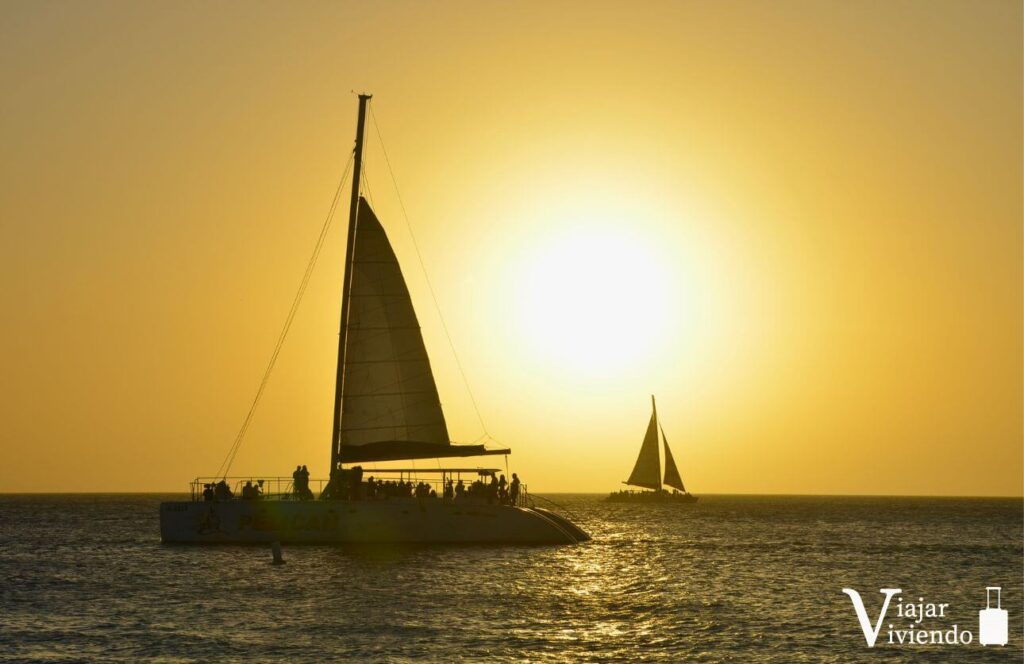 veleros al atardecer en aruba