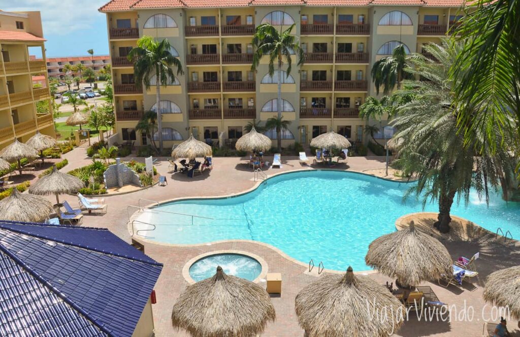 vistas a la piscina desde el balcon de nuestro alojamiento en aruba