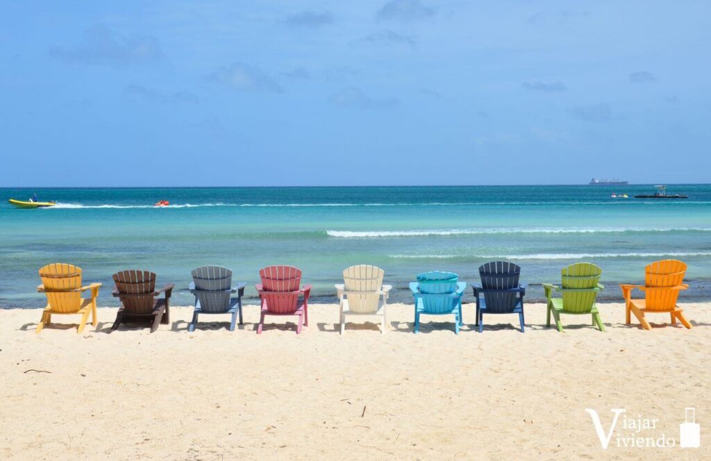 que hacer en aruba - sillas de colores
