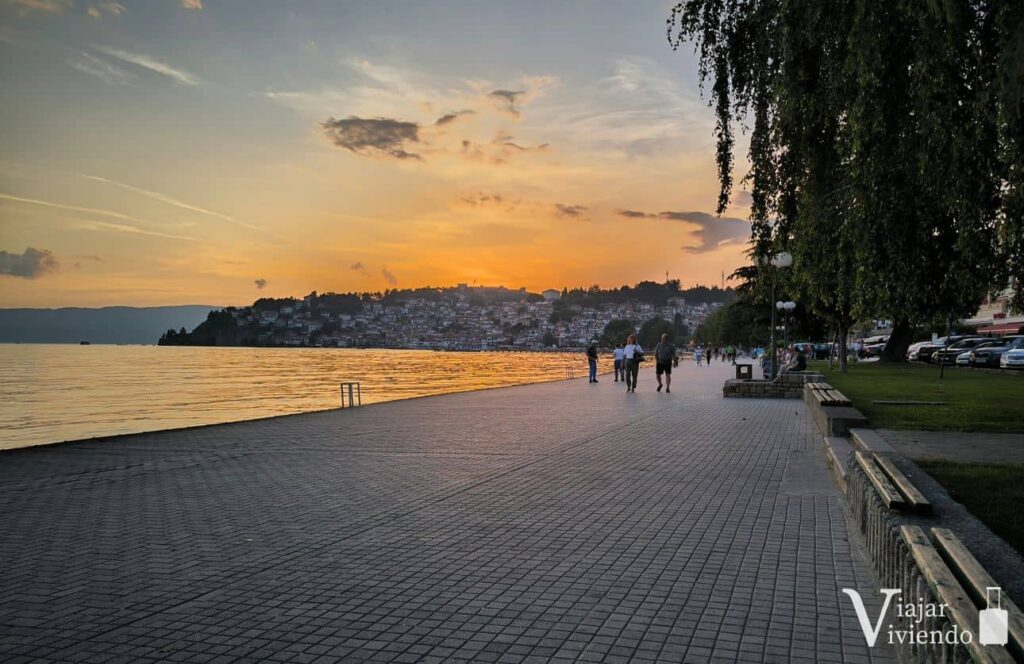 atardecer en el paseo costero