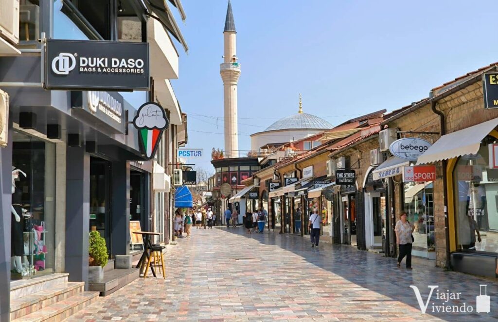 calle peatonal en el centro de ohrid