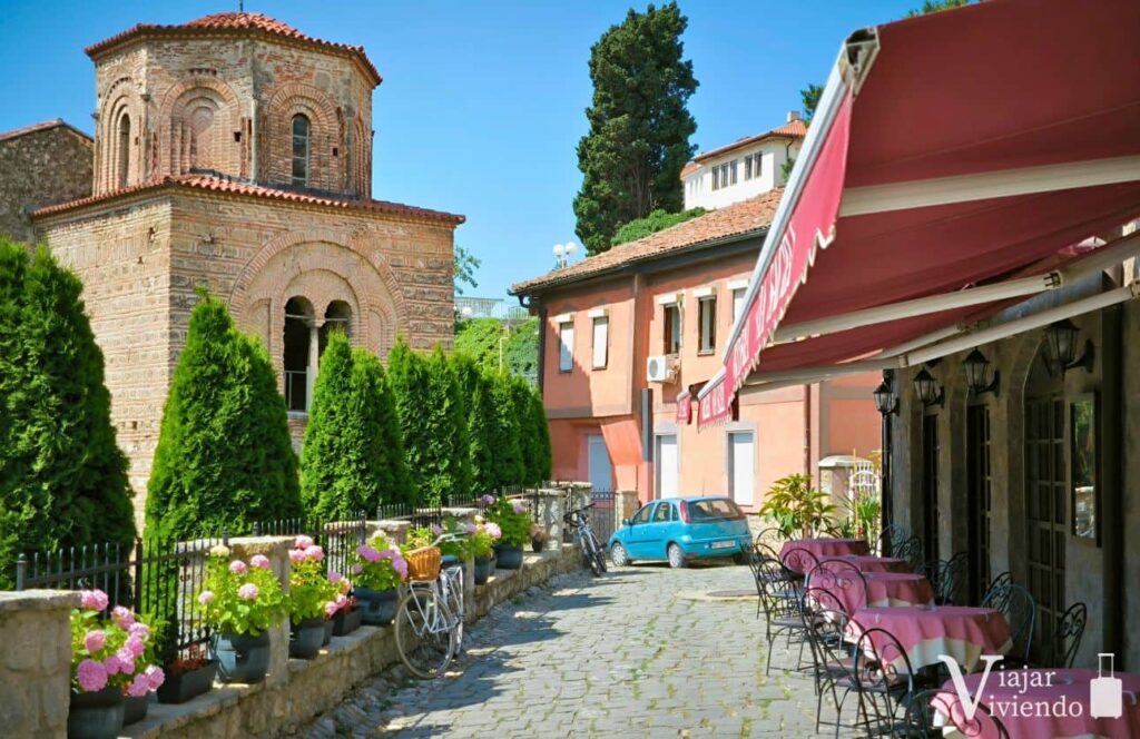 pizzeria en ohrid con vistas a la iglesia