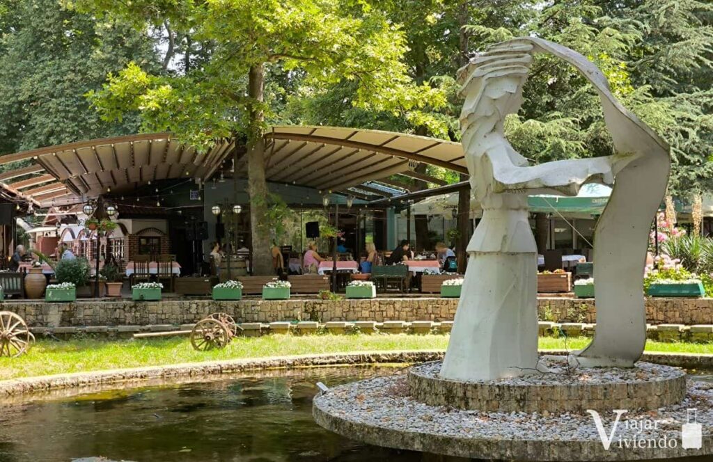 jardin del restaurante biljana springs en ohrid