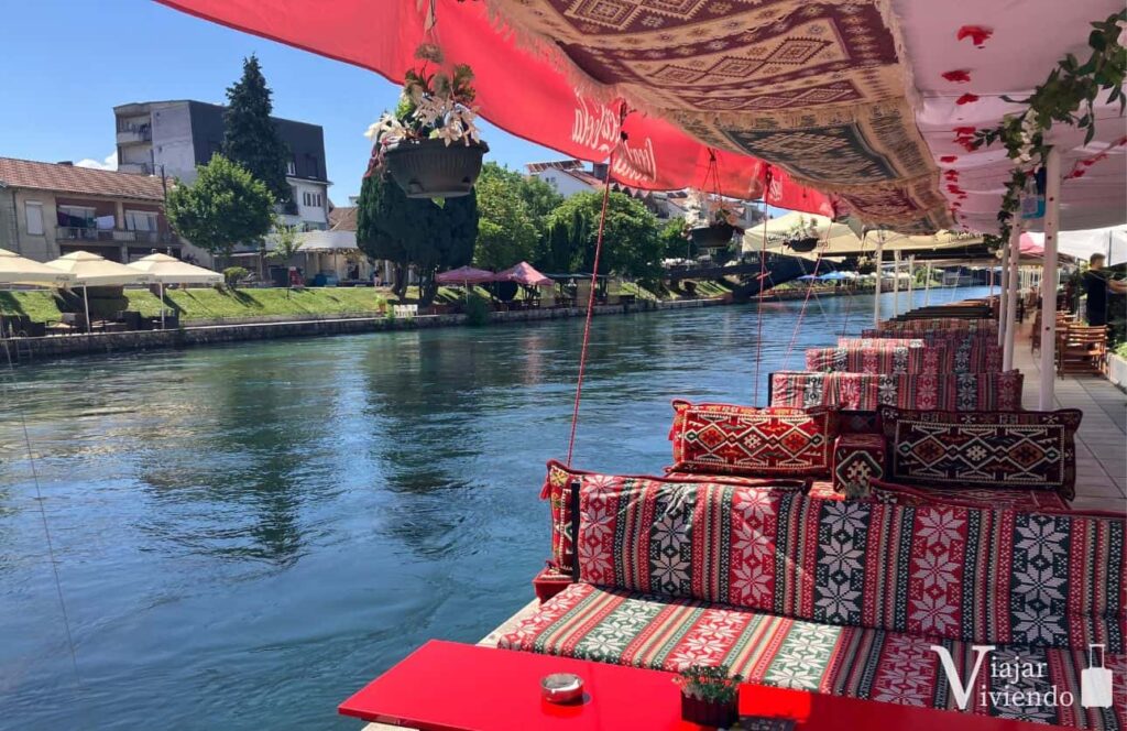 restaurante en struga sobre el rio