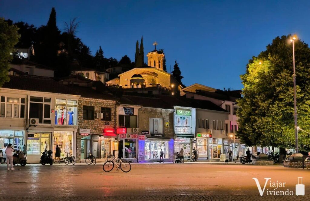 antiguo bazar de ohrid de noche