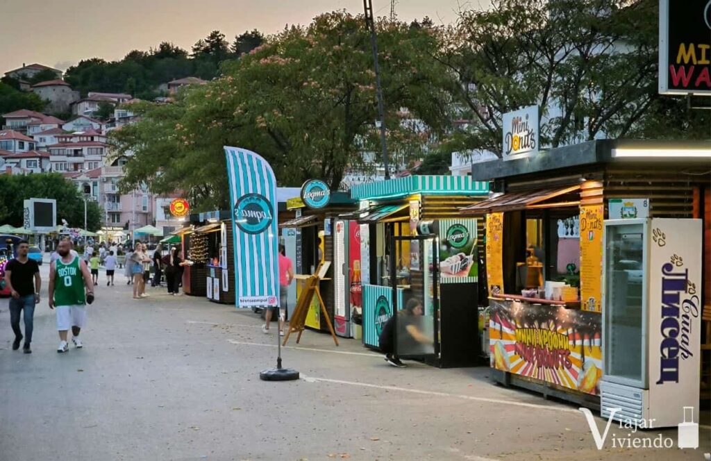 puestos de comida en el mercadillo de ohrid