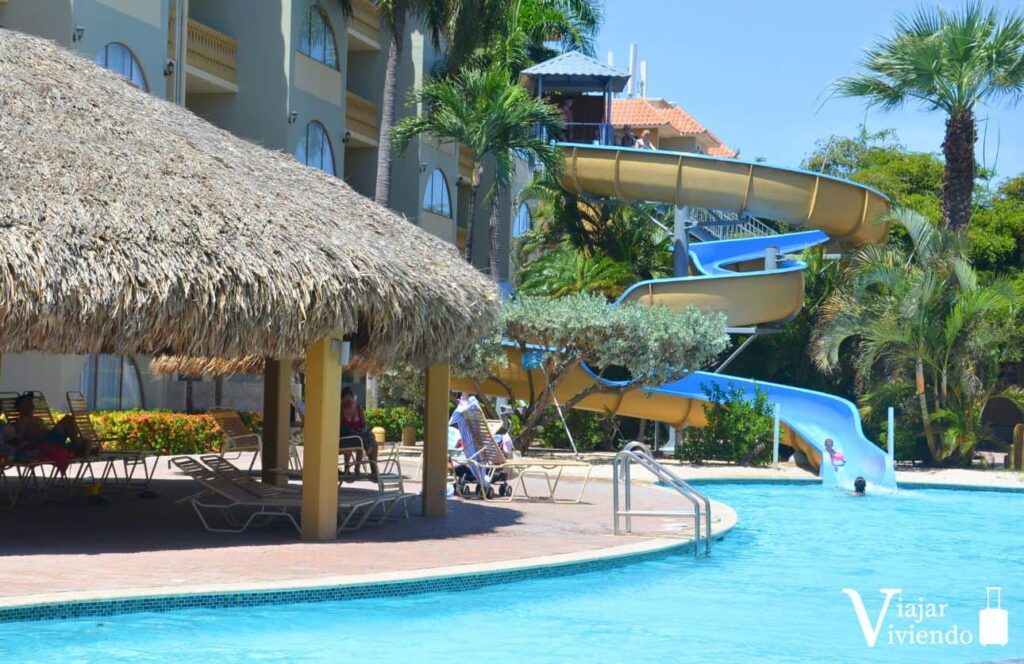 piscina con tobogan del eagle resort