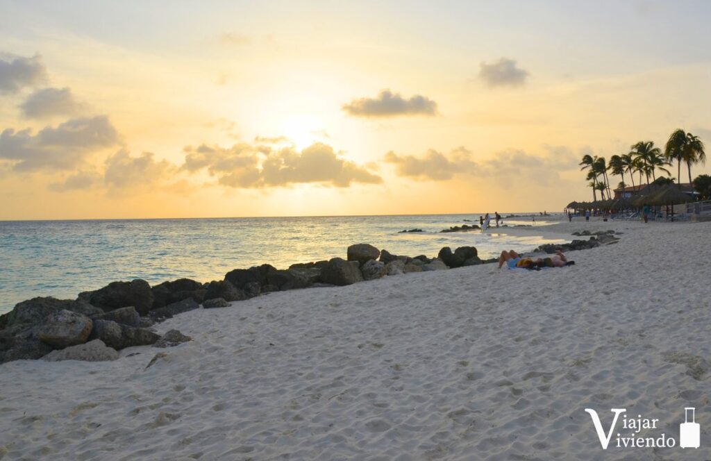 atardecer en la playa con rocas del hotel divi dutch