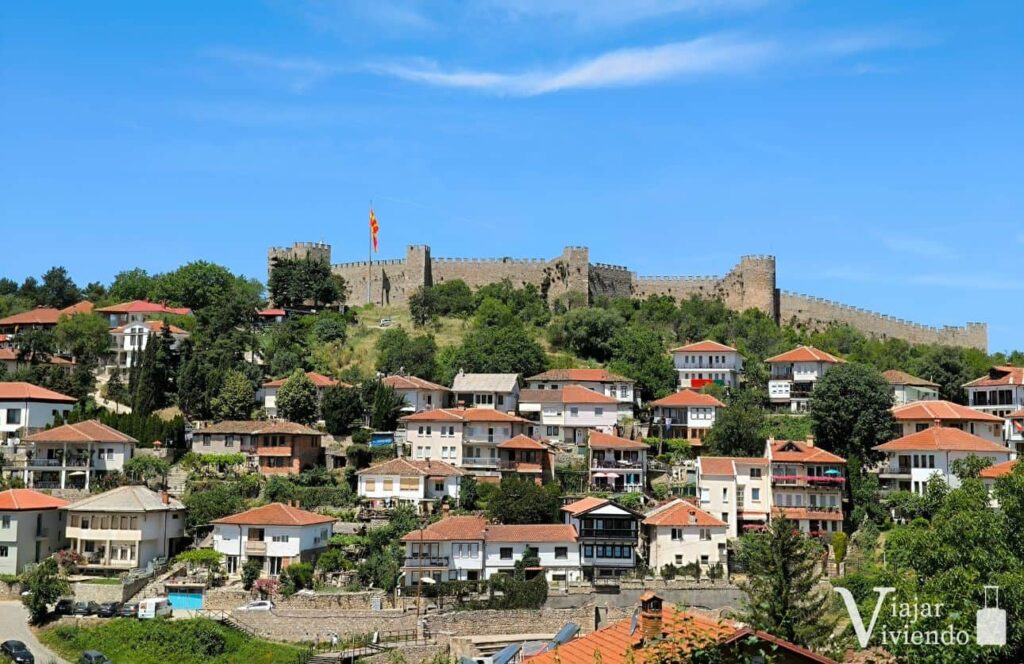 vistas al casco antiguo de ohrid y la fortaleza de samuel