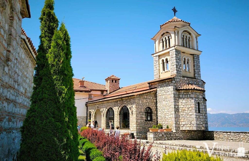 patio del monasterio de san naum y sus miradores