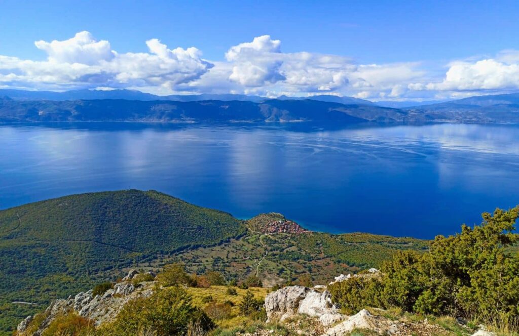 vistas desde el parque nacional galichica