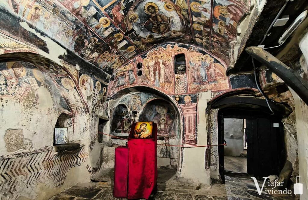 interior de la iglesia cueva en el complejo kalista
