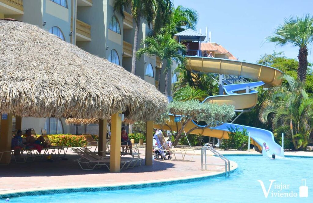 piscina de nuestro alojamiento durante el itinerario por aruba