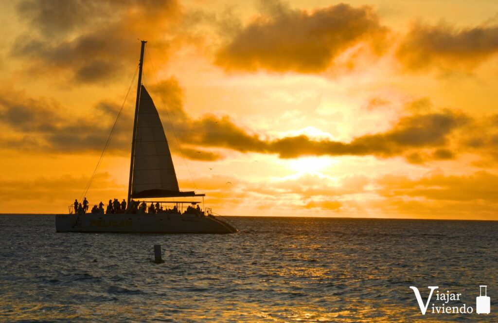 crucero en aruba en catamaran al atardecer