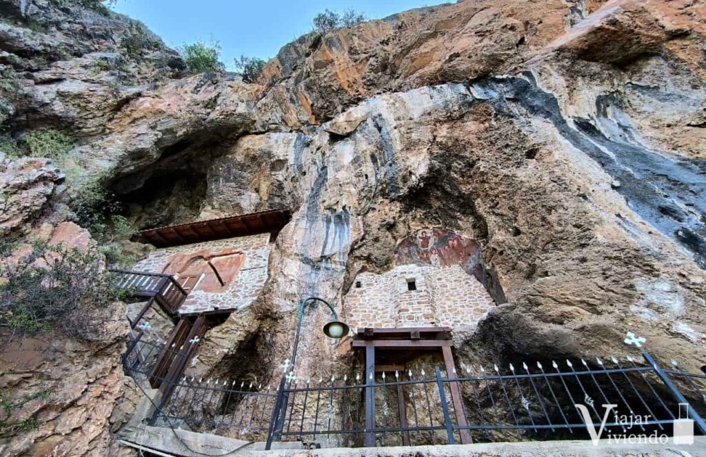 iglesia enclavada en la roca en el lago ohrid