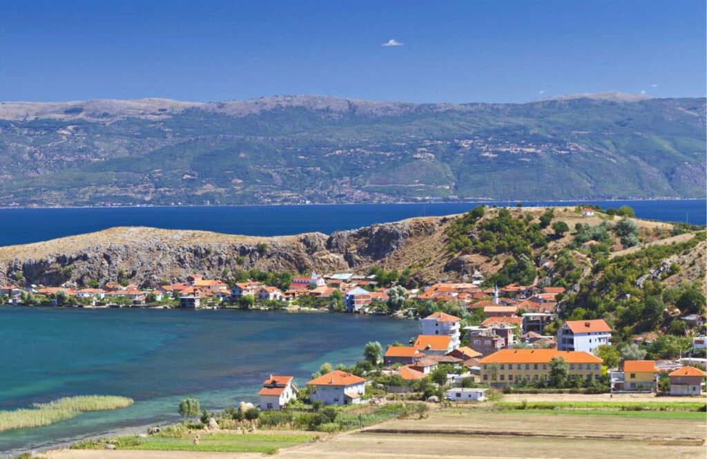 vistas panoramicas del pueblo de lin en albania