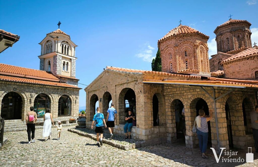 vistas al monasterio de san naum y sus edificios