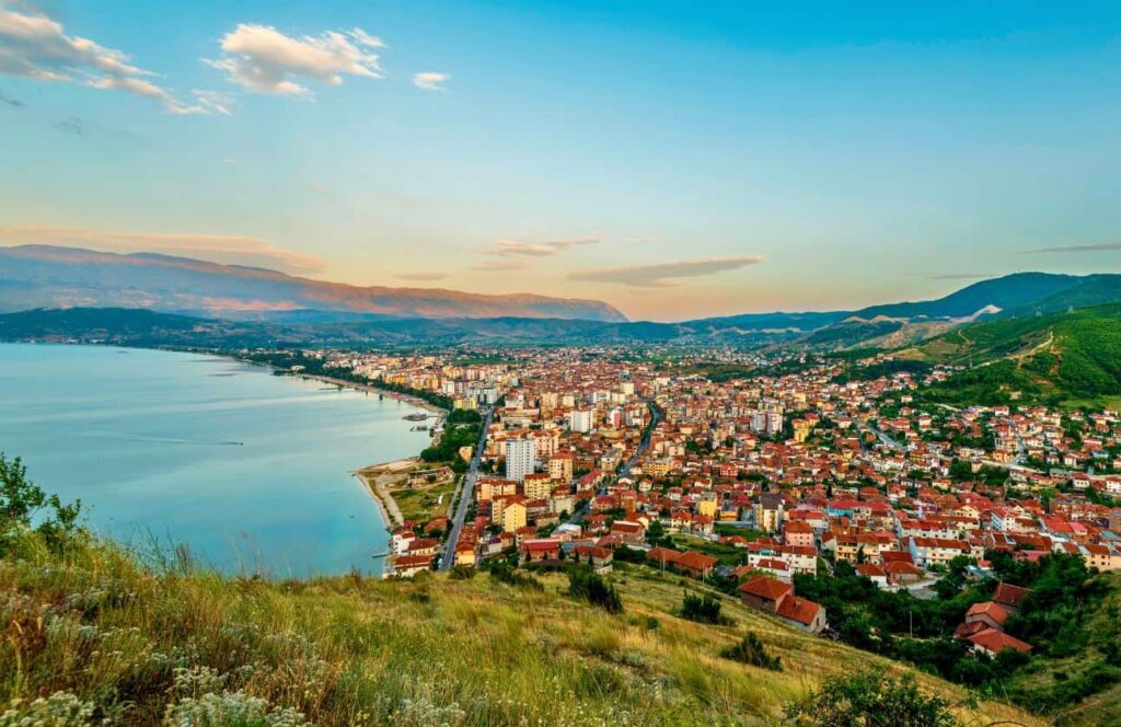 vistas panoramicas de la ciudad de pogradec