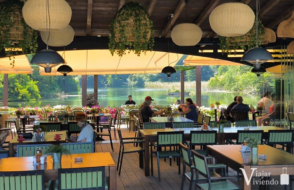 restaurante junto al rio en el monasterio de san naum