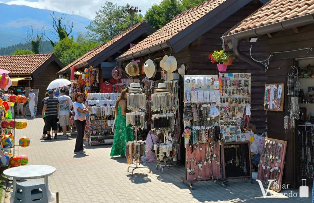 tiendas de souvenir dentro del complejo del monasterio de san naum