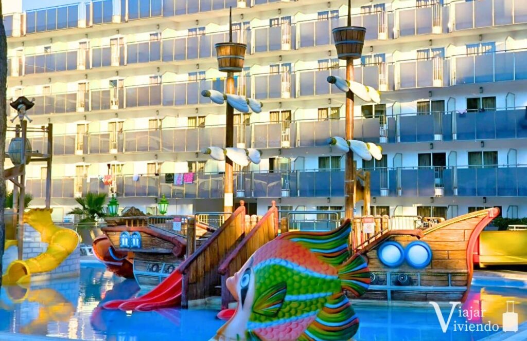 alojarse en salou en hotel con parque acuatico y toboganes