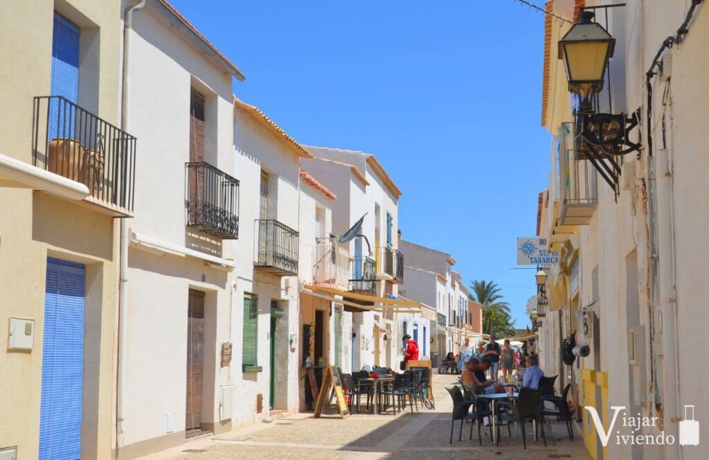 calles del pueblo de tabarca con restaurantes