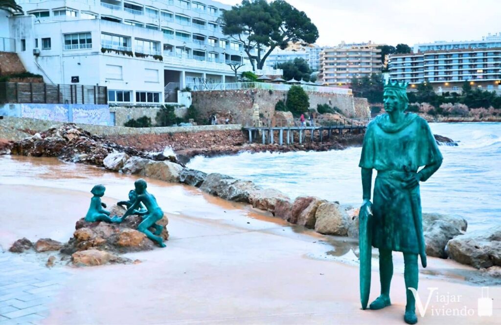 escultura del rey jaume en el camino de la costa