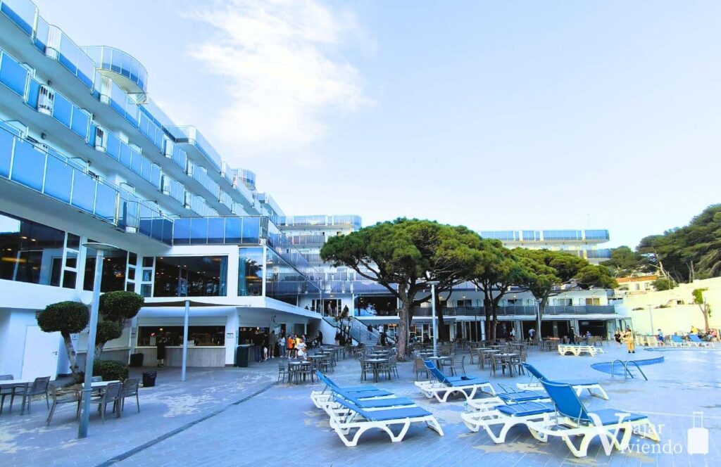 zona de piscina del hotel best cap salou