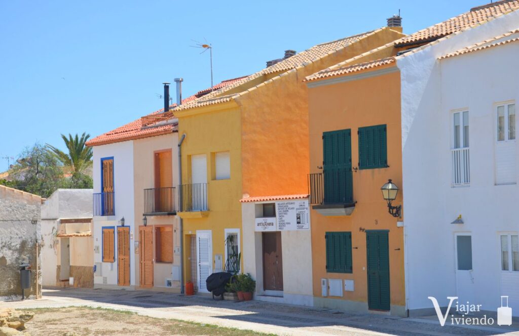 casas de colores en el pueblo de tabarca