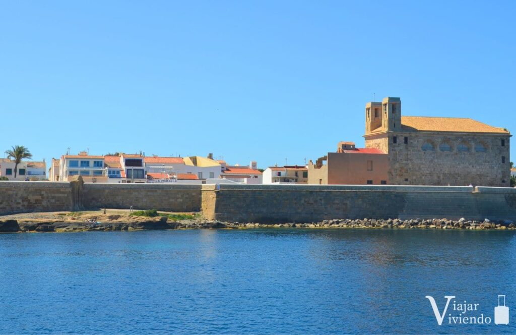 vistas de la iglesia y las murallas de la isla