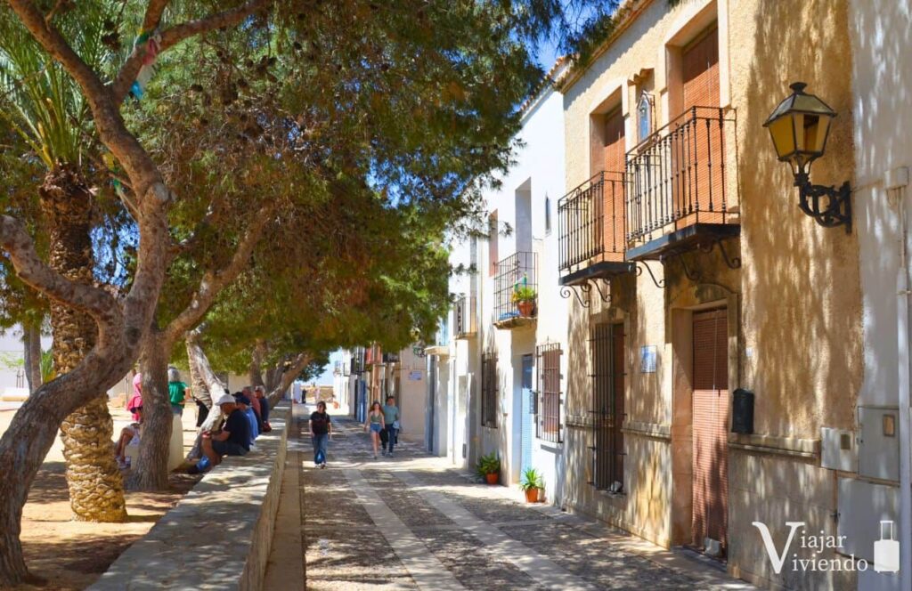 sombra en la plaza mayor de tabarca