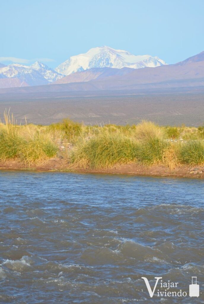 paisaje de rio y cordillera nevada en el viaje a san juan argentina