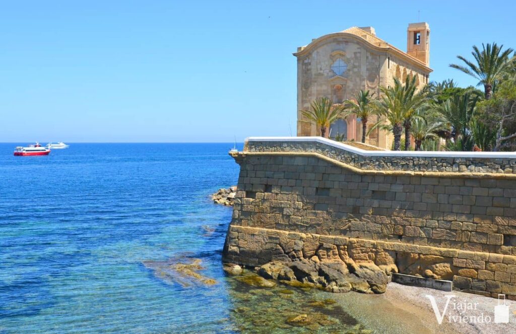 vistas de la iglesia de tabarca con las murallas y el mar